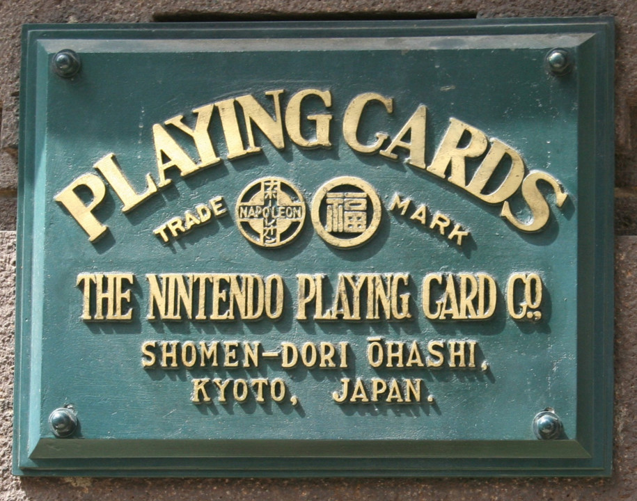 Placa na antiga sede da Nintendo, em Kyoto