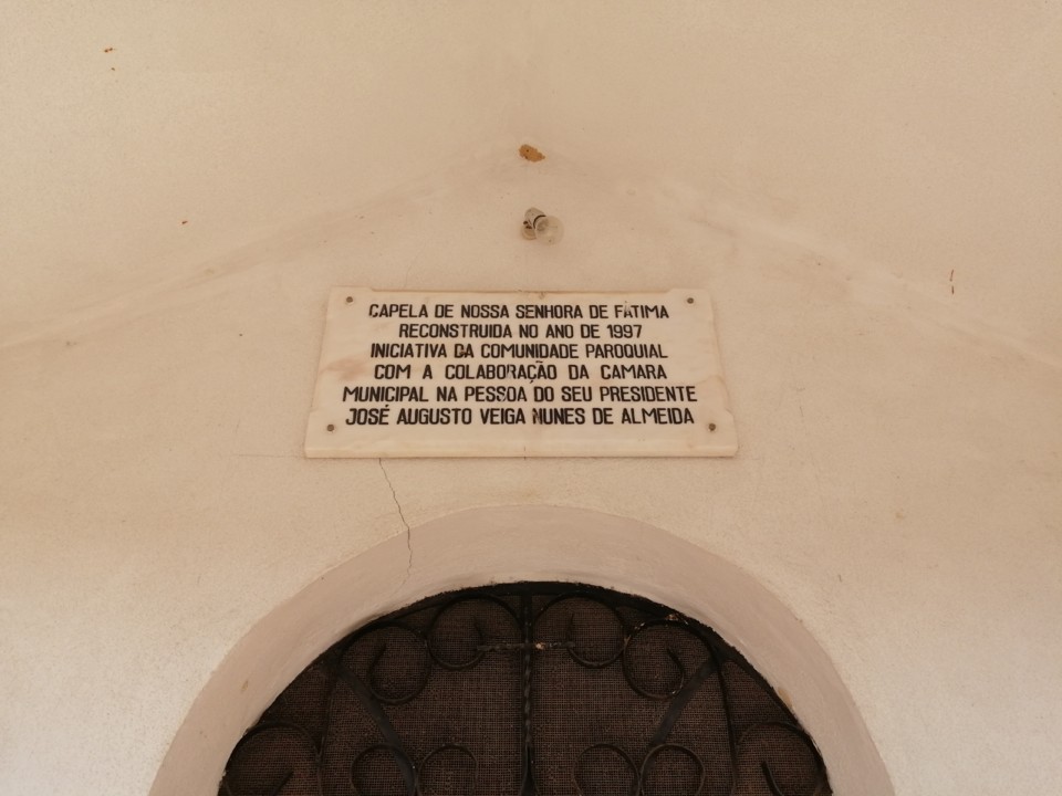 Placa das obras capela e recinto.jpg