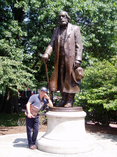 adriano junto a uma estátua