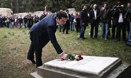 tsipras põe flores.jpg