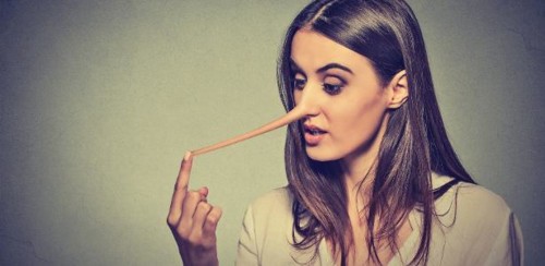 mentir-mulher-mentindo-mentira-mentirosa-147741079