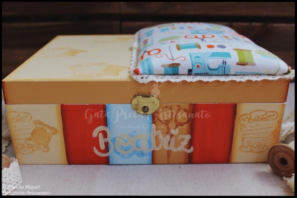 Caixa de costura Tesoura, agulha e dedal2.jpg