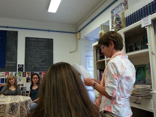 Maria Clarinda, lendo poesia 