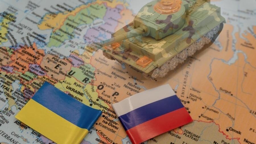 bandeiras-da-ucrania-e-da-russia-proximas-a-um-car