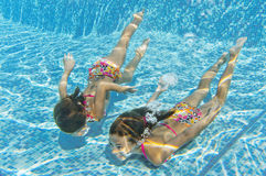 happy-smiling-underwater-children-swimming-pool-26