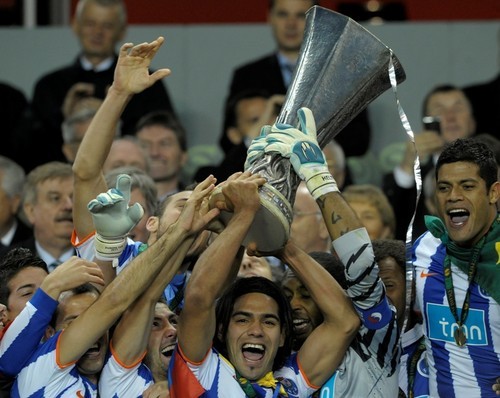Falcão ergue a taça com os seus colegas de vitória...