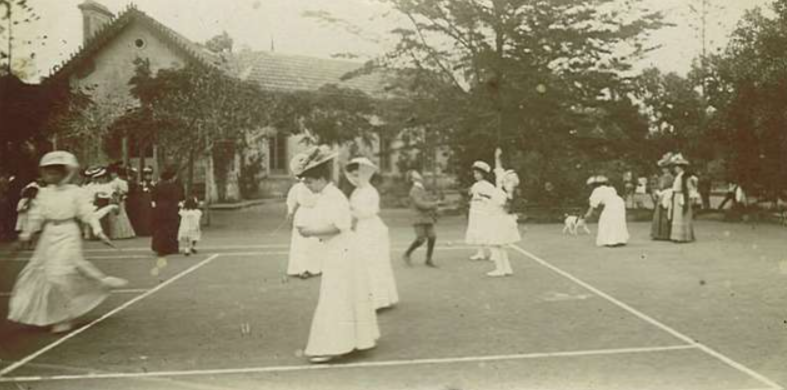 senhoras e crianças jogando diábolo.png