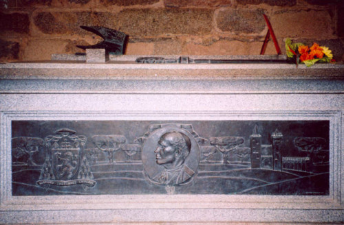 Túmulo de D. Manuel Trindade Salgueiro.jpg