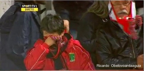 Criança Benfiquista chora após empate em Vila do Conde