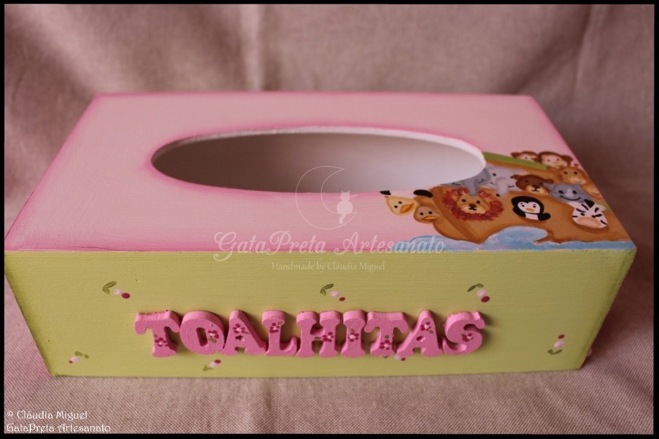 Fraldário, caixa toalhitas e placa porta Arca de 