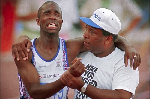Derek Redmond lesionou-se em Barcelona-1992 e terminou prova em lágrimas abraçado ao pai Derek Redmond lesionou-se em Barcelona-1992 e terminou prova em lágrimas abraçado ao pai