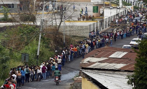 food-line-in-venezuela-san-cristobal-2.jpg,qx64310