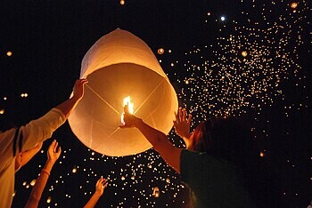 LK_03_loy_krathong_yi_peng_san_sai.jpg