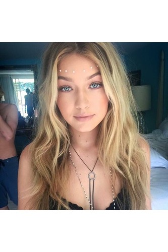 Coachella-Vogue-13Apr15-instagram-gigihadid_592x88