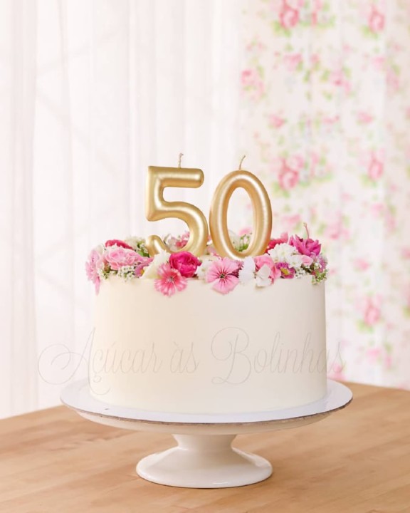 Bolo de 50 anos feminino branco com flores