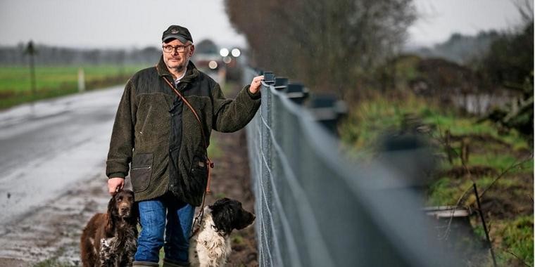 Fronteira Dinamarca homem com cão.jpg