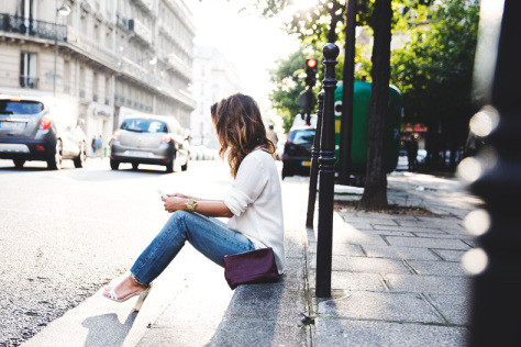 denim_levis_vintage-white_shirt-sandals-burgundy_c