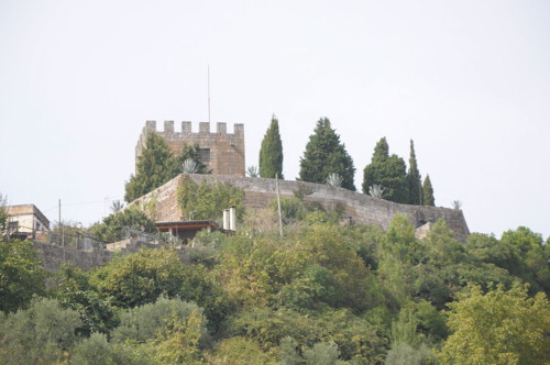 1200px-Castelo_e_Cisterna.jpg