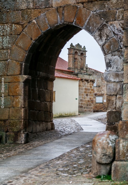 Castelo Mendo - entrada da muralha - HS.jpg