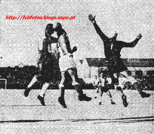 1957-58-fcb-porto-ubaru e silvino saltam ao lado d