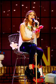 Tini cantando.jpg