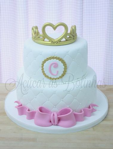 Rosa Cakes - Bolo 2 andares Princesa Rosa e dourado.