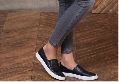 ténis slip on pretos.JPG