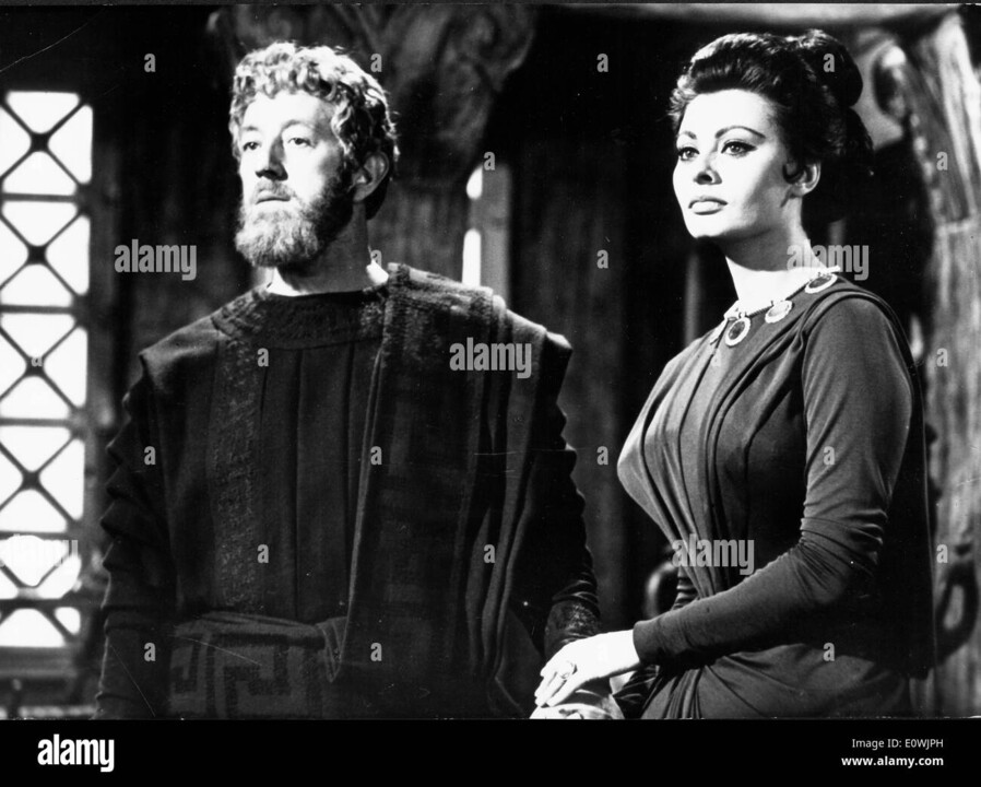 sophia-loren-and-alec-guinness-in-the-fall-of-the-