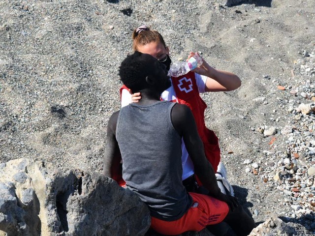 6368_abrazo-migrante-1.jpg 6368_abrazo-migrante-1.jpg