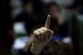 dedo em riste in. publico.pt.jpg