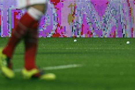 23_benfica-fc_porto_bolas_de_golfe_no_campo.artigo