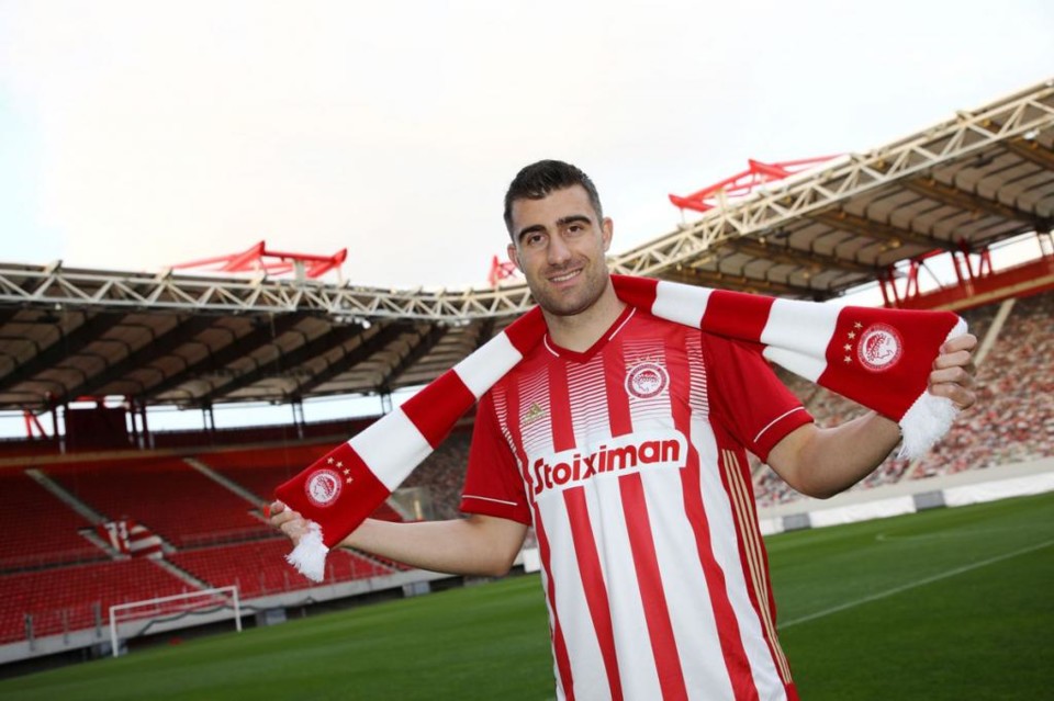sokratis-papastathopoulos-posa-con-la-bufanda-del- sokratis-papastathopoulos-posa-con-la-bufanda-del-