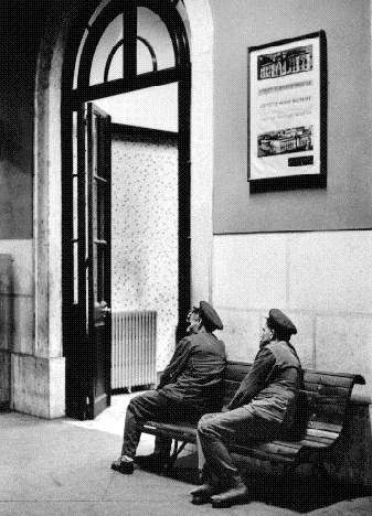 Cais da Estação de Santa Apolónia, 1974, por Eduardo Gageiro