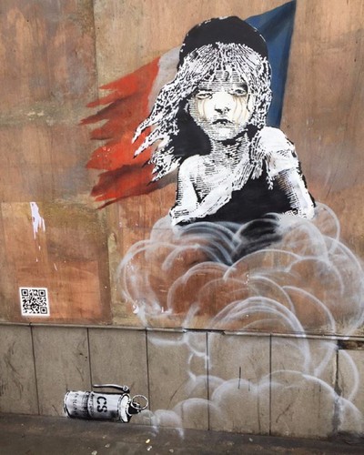 Banksy Cosette Miseráveis embaixada França UK.jp