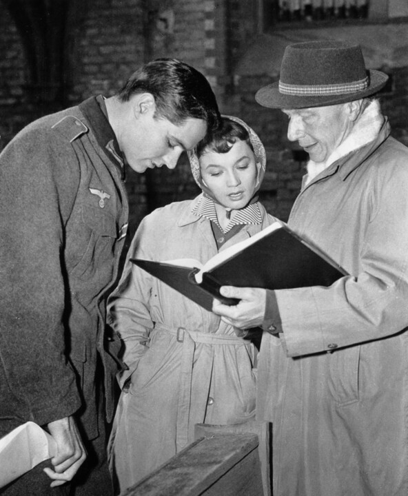 MV5BMWI2NzIwYmYtNWMyZS00OGEwLWFmYzQtZjNmMjIzYjJlMz