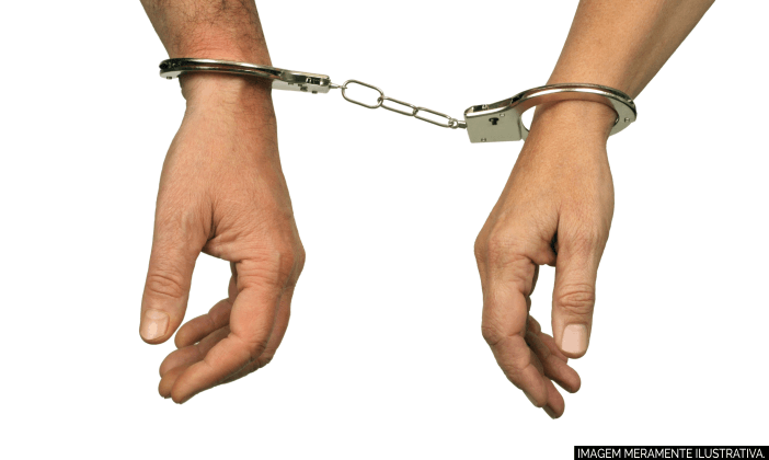 casal_preso_algema.png