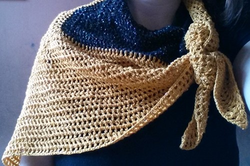 lenço preto e dourado lateral.jpg