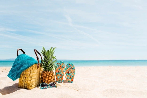 beach-background-with-beach-elements-copyspace_23-