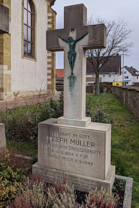 Padre Joseph Müller Sepultura em Groß Düngen.jp