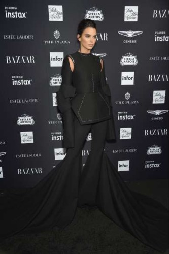 Kendall Jenner - assim um look arraçado de morceg