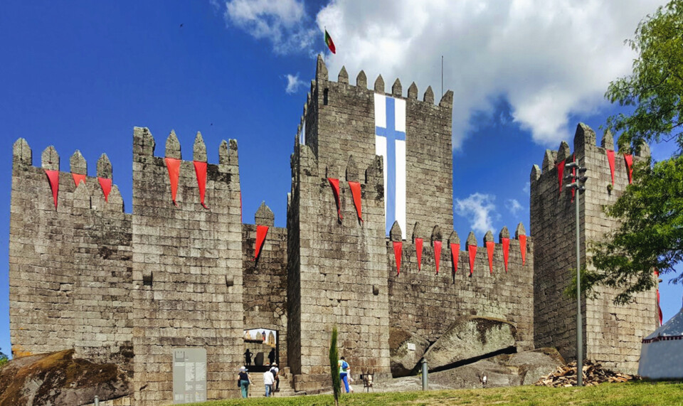 Castelo de Guimarães engalanado copiar.jpg