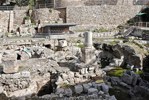 sítio arqueológico ao lado da igreja de santana.