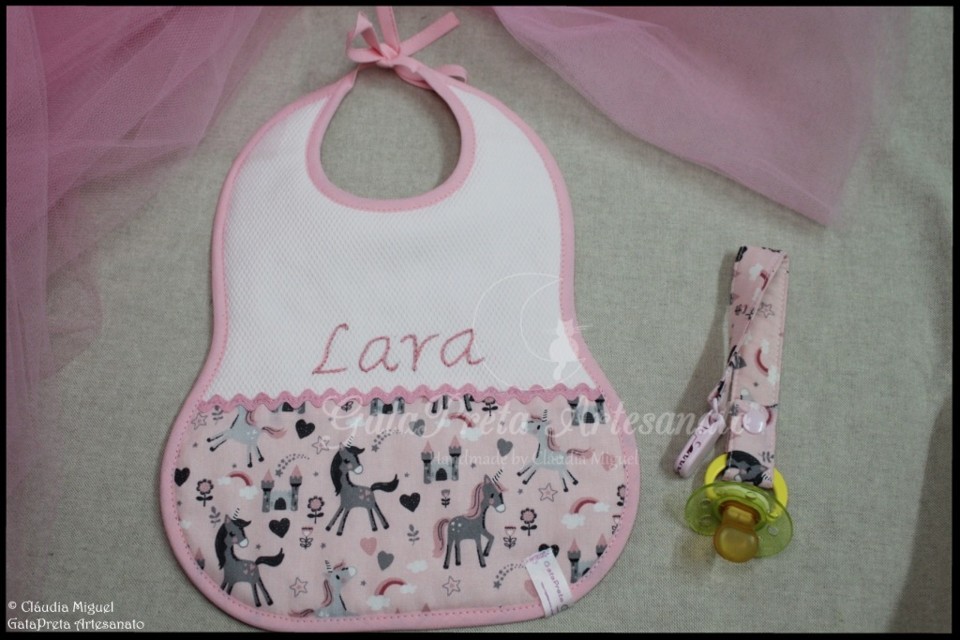 Babete e prendedor de chupeta Unicórnios Mágicos