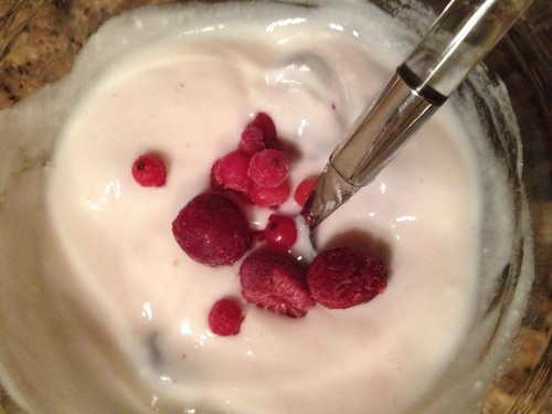 Meio da manhã frutos vermelhos com iogurte magro.