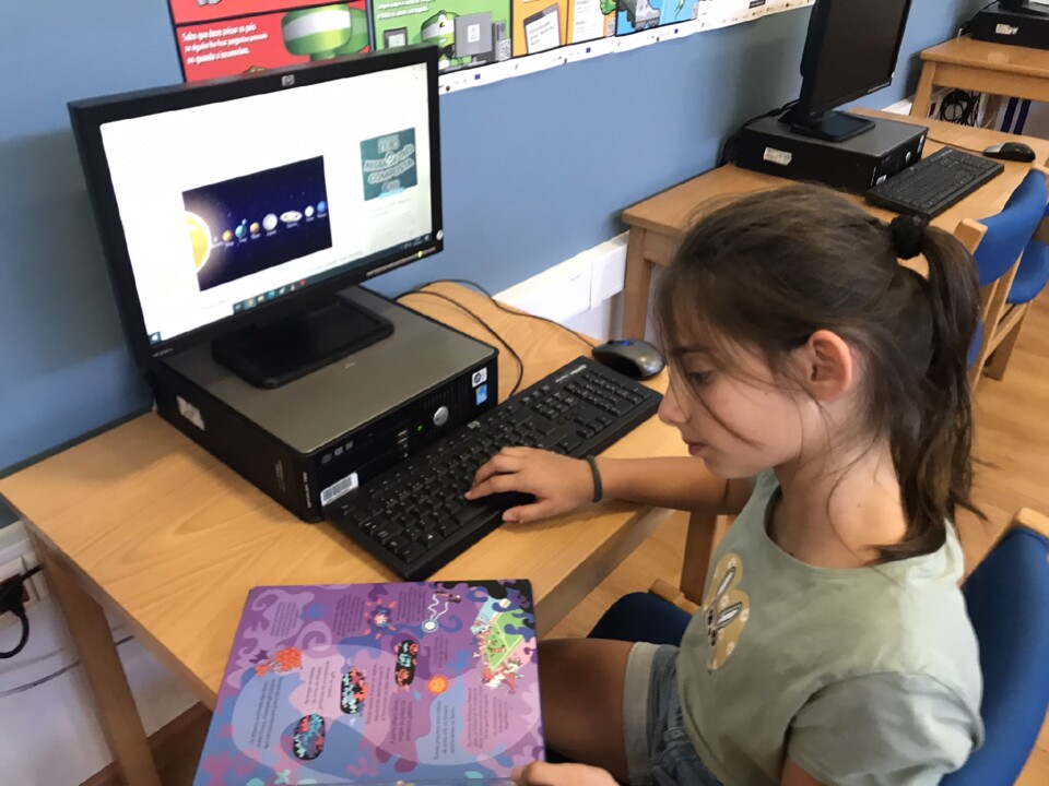 Lara a pesquisar.jpeg