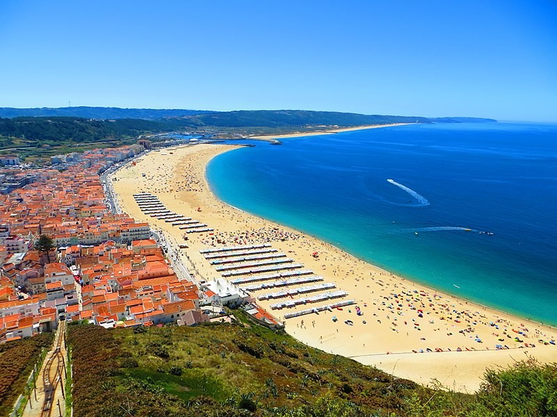 800px-La_grande_plage_de_Nazaré_-_panoramio_(20)[