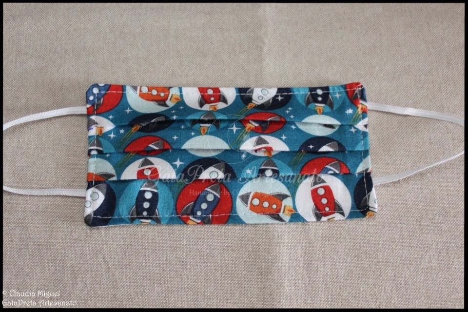 Máscara menino 5 anos Foguetões1.JPG