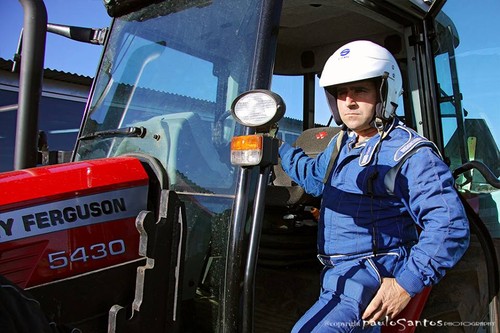 Silvestre Rocha e o imponente Massey Ferguson...