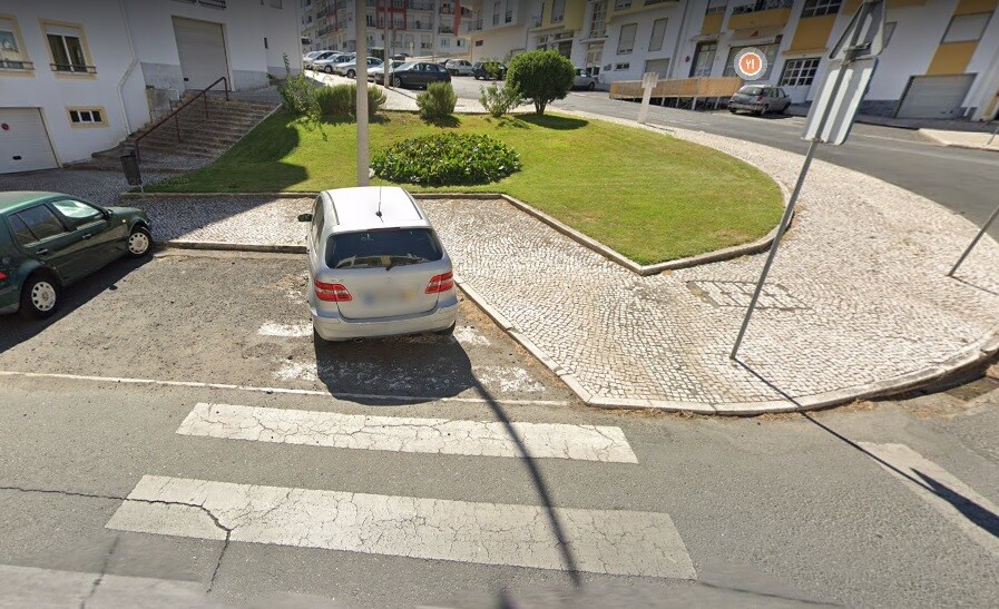 Passadeira tapada por estacionamento (2).jpg