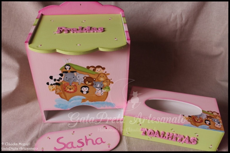 Fraldário, caixa toalhitas e placa porta Arca de 